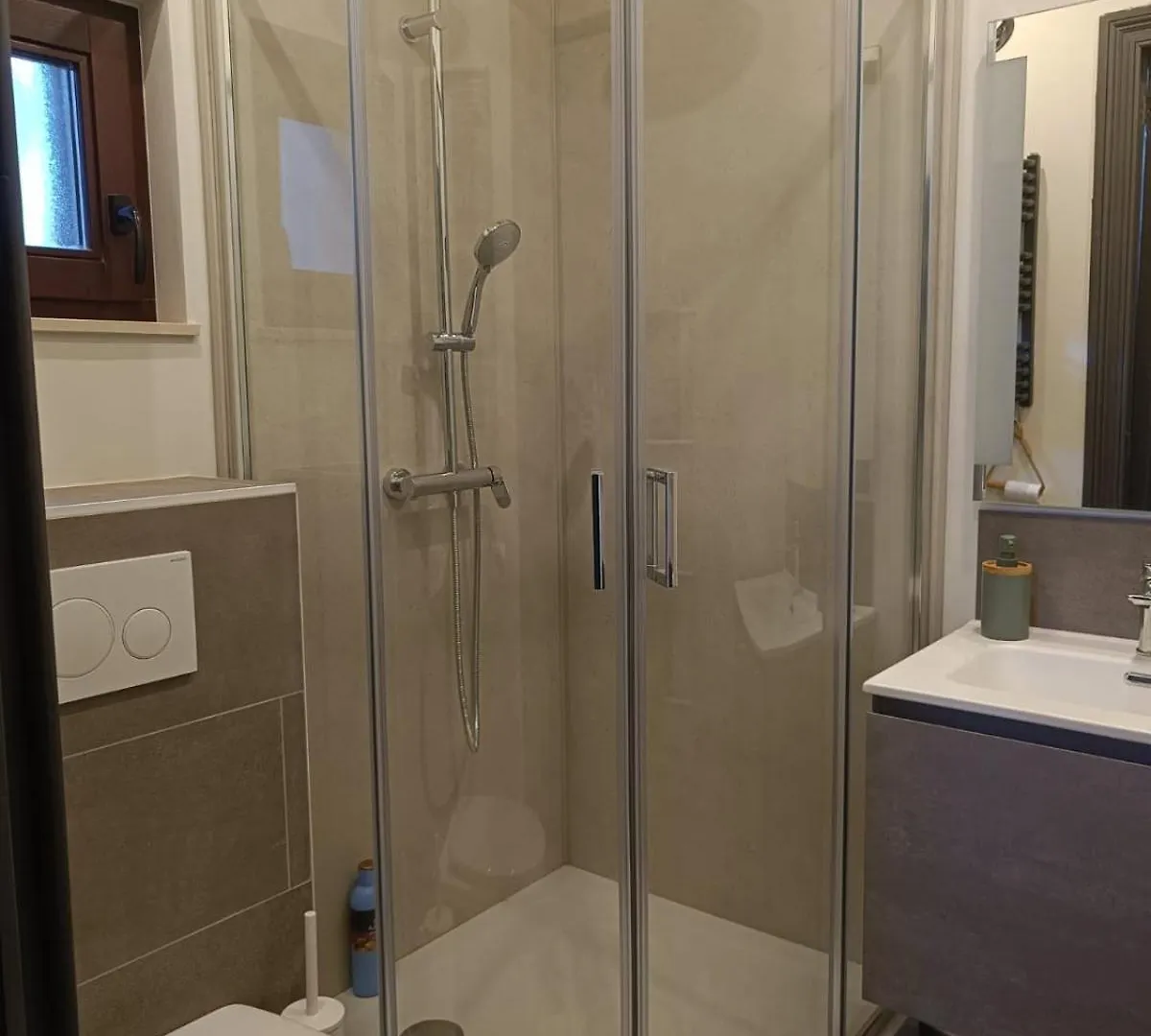 Modern Triplex 140M2 - 4 Bedrooms, 1 Living Room & 2 Bathrooms - 8 People In Brussels City